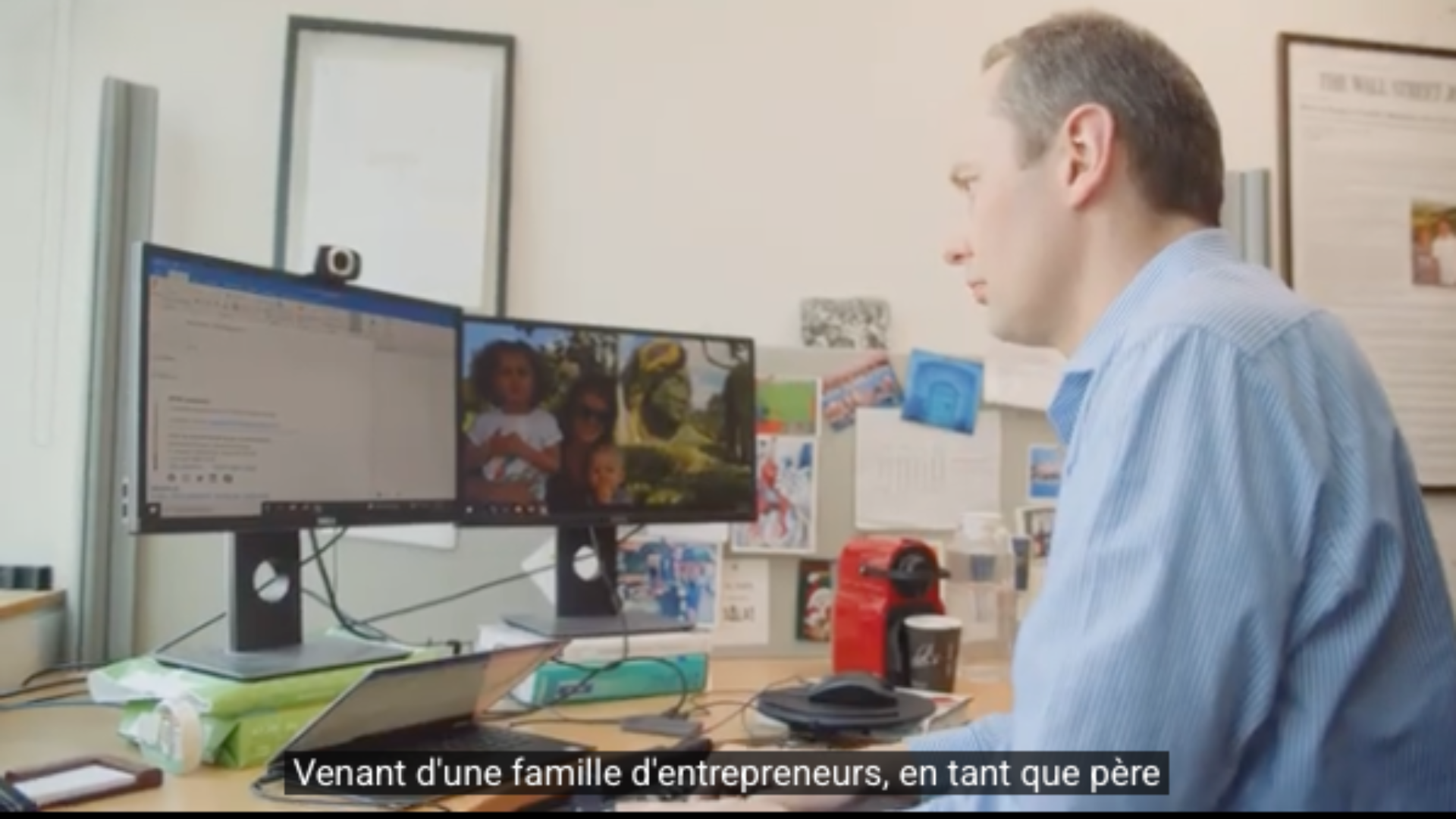 Le professeur Peter Jaskiewicz devant son ordinateur
