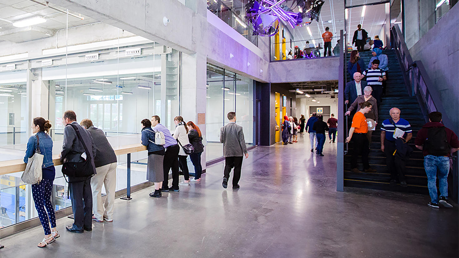 Groupe de personnes marchant dans les couloirs du Complexe STEM.
