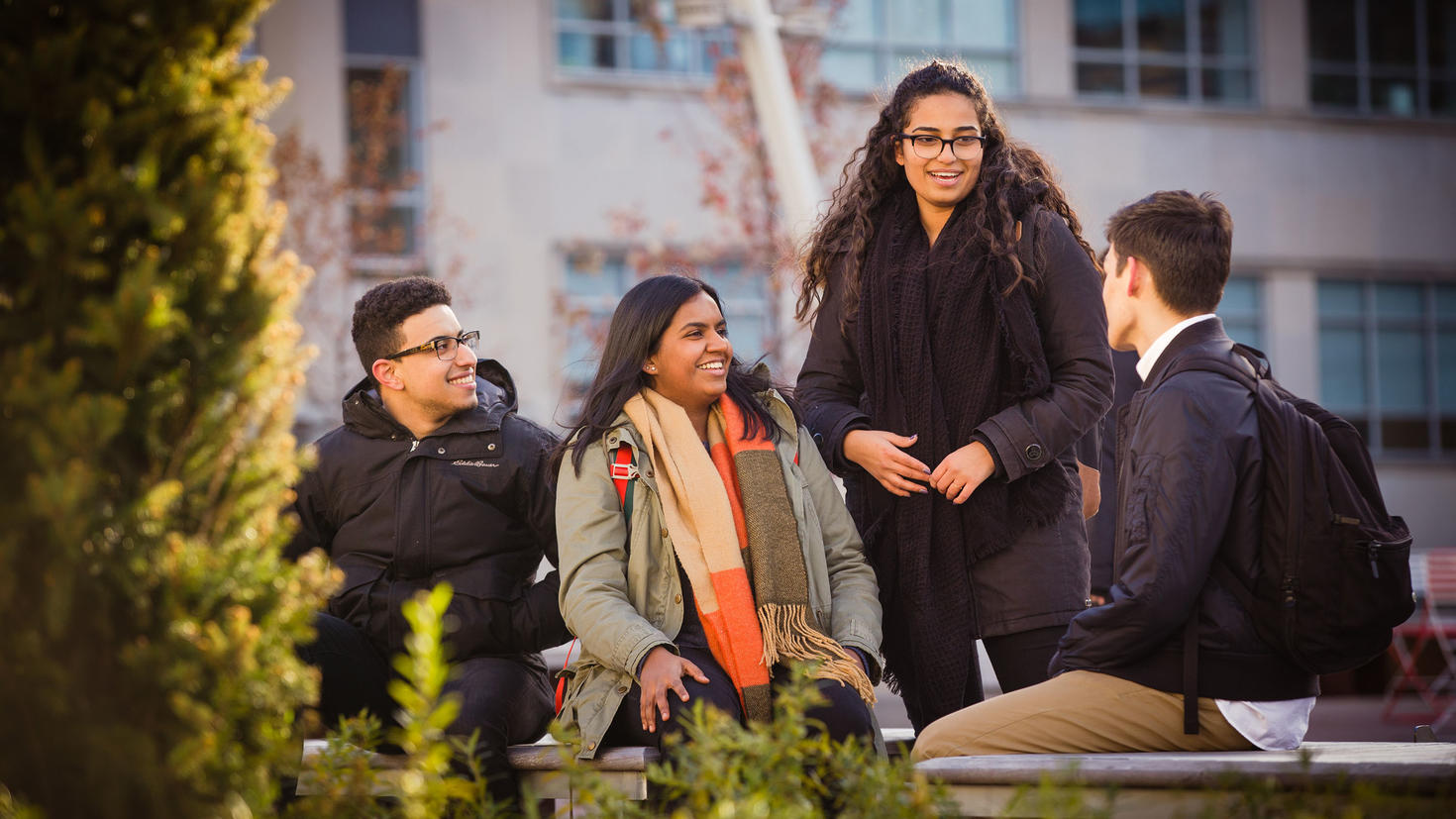 Un groupe d'étudiants-chercheurs diversifiés