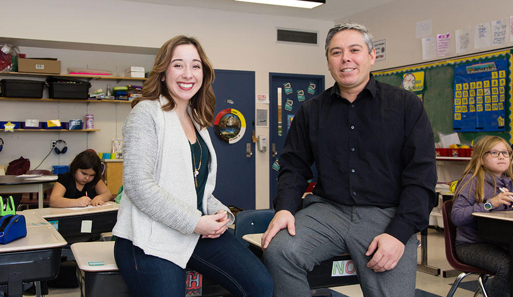 Kiera Brant et Nicholas Ng-A-Fook in a classroom on the Kitigan Zibi Anishinabeg First Nation, Que.