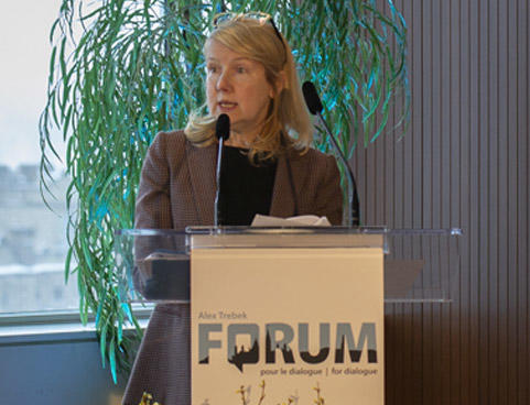 Oratrice du forum debout derrière le podium