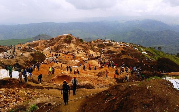 Des gens qui marchent dans les montagnes