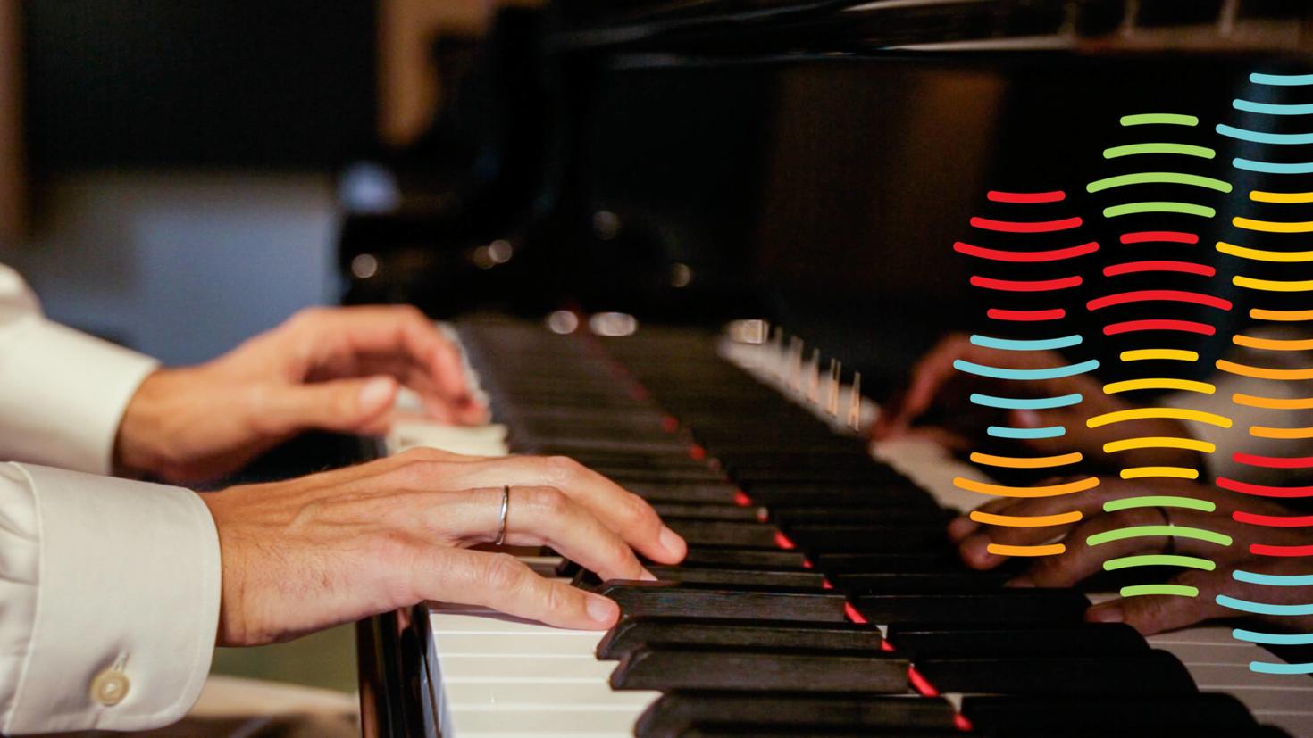 des mains sur un piano