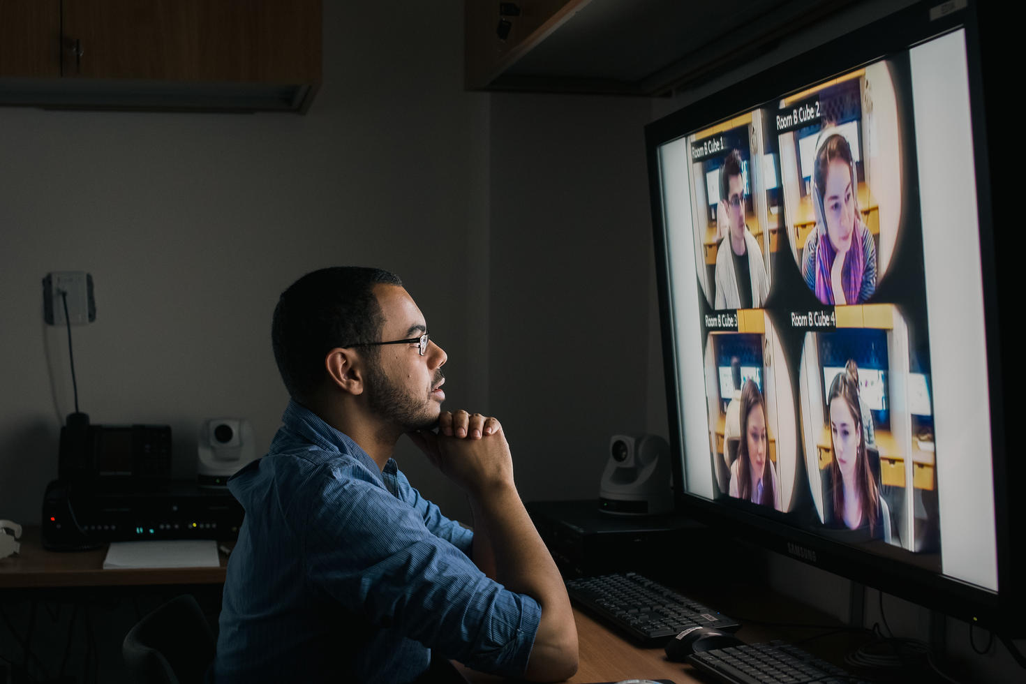 Chercheur interrogeant virtuellement des participants humains