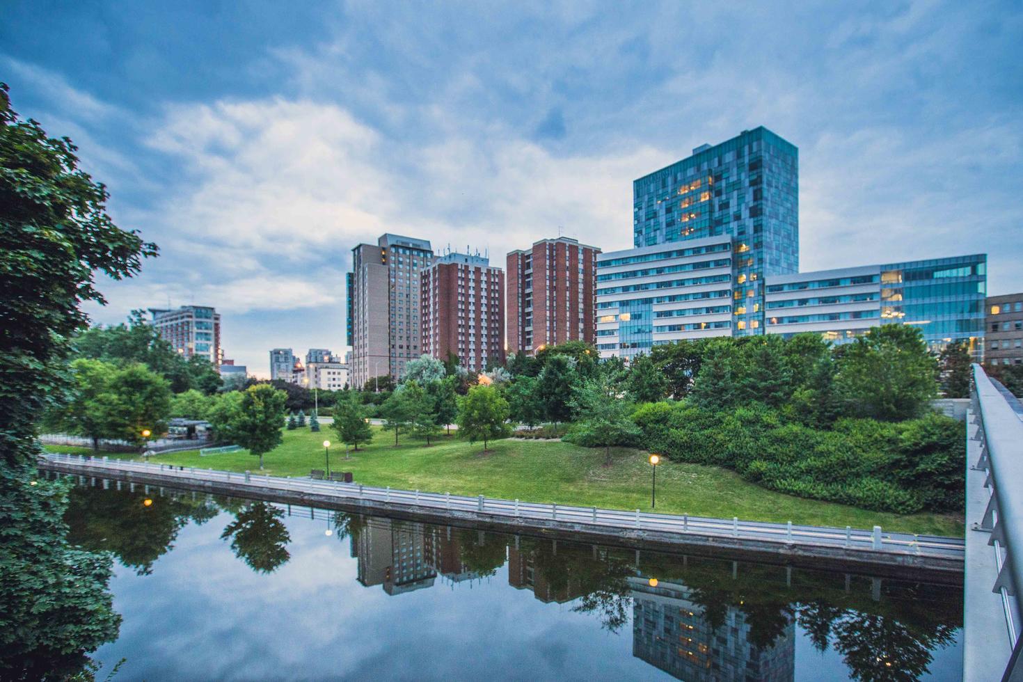 Vue aérienne du canal Rideau avec le complexe Residence de l'autre côté de la rivière.