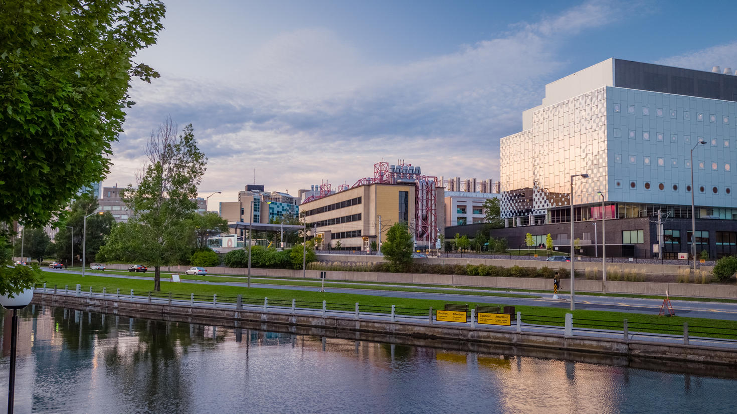 Vue du complexe Marion et STEM depuis le canal Rideau