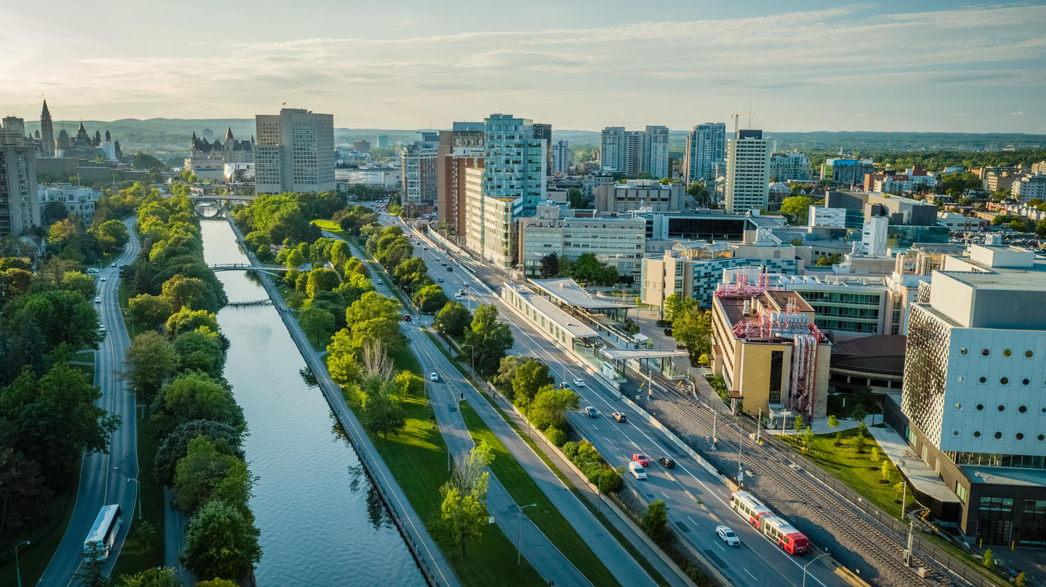 Vue aérienne du campus et du canal rideau