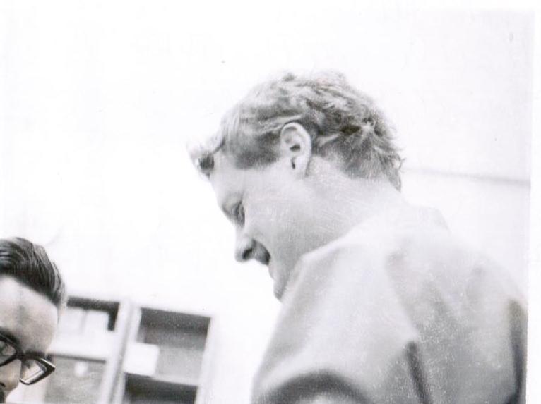 Ernie Mills dans le laboratoire
