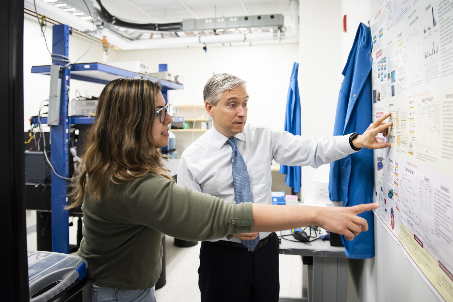 L’honorable François-Philippe Champagne, ministre de l’Innovation, des Sciences et de l’Industrie, et une étudiante de l’Université