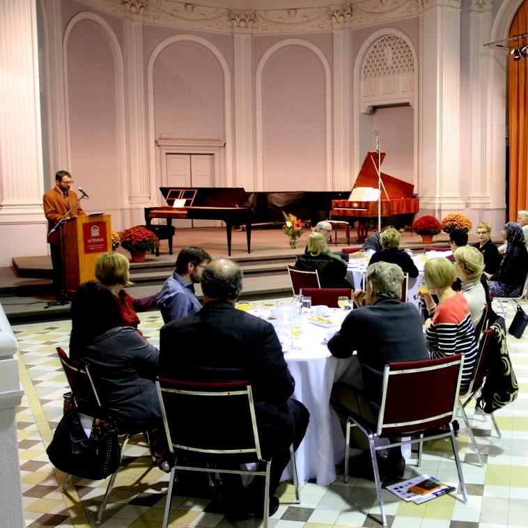 Orateur devant une foule