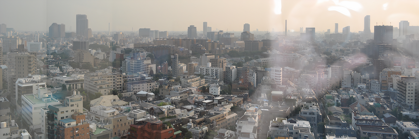 Vue de la ville par la fenêtre.