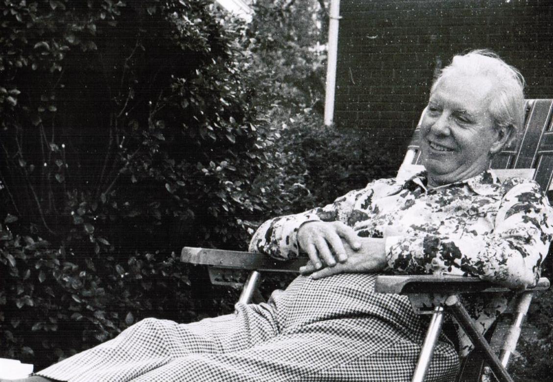 Fred Lossing assis sur une chaise 