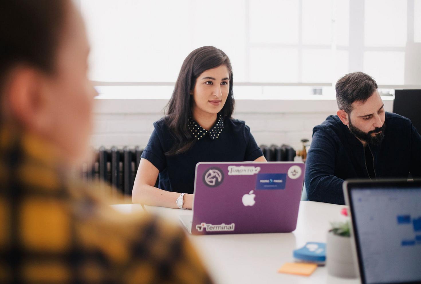 étudiant travaillant sur un ordinateur