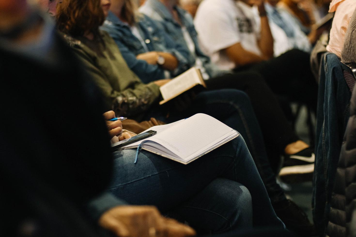 gros plan sur des personnes assises dans une pièce livres sur leurs genoux