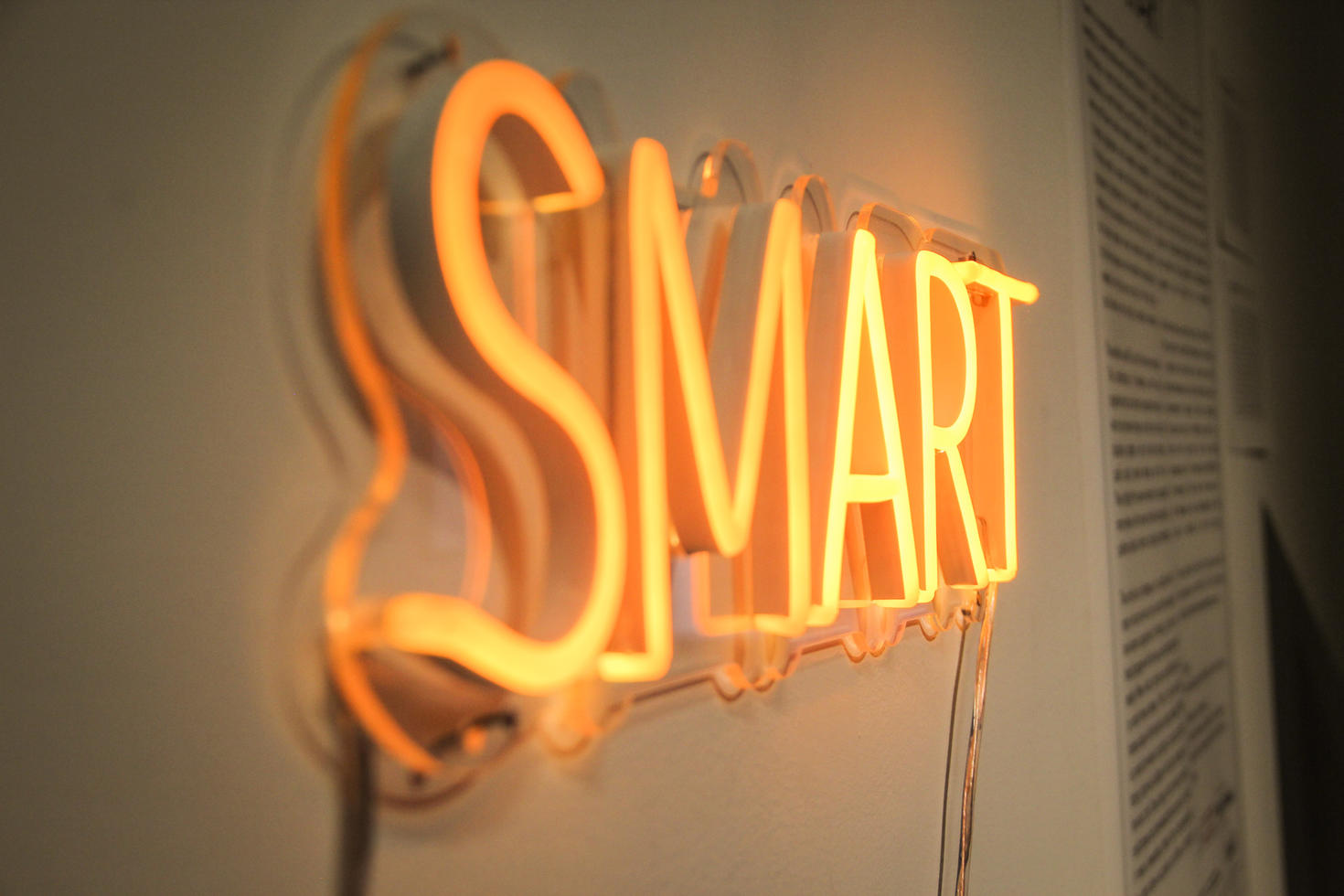 Un panneau au néon épelant le mot "smart".