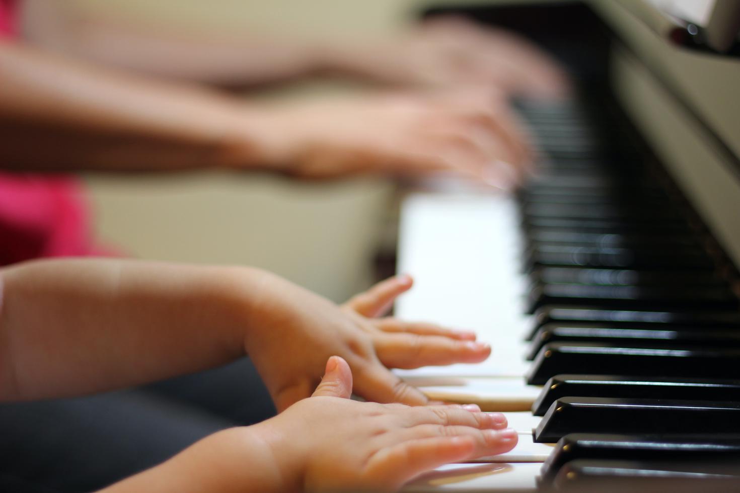 Mains sur un piano