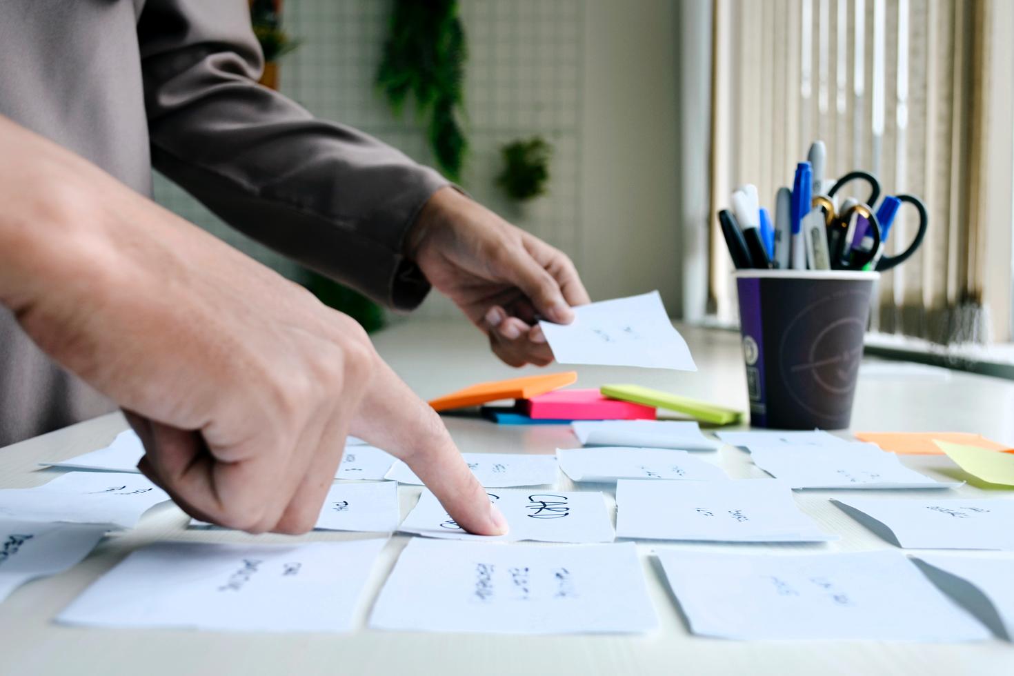 Mains pointant sur des papiers sur une table