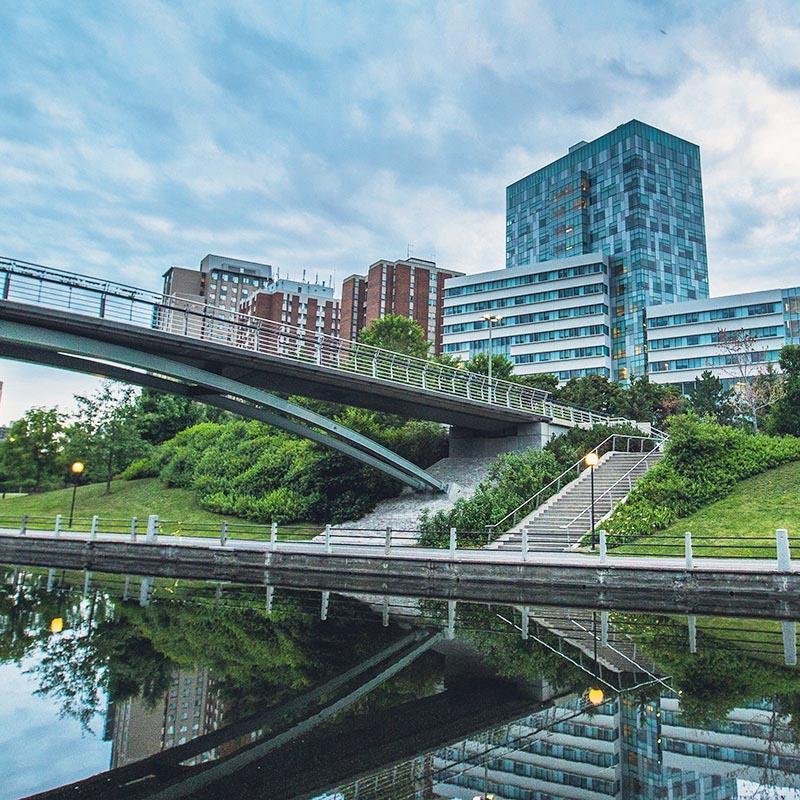 Vue du campus sur le canal Rideau