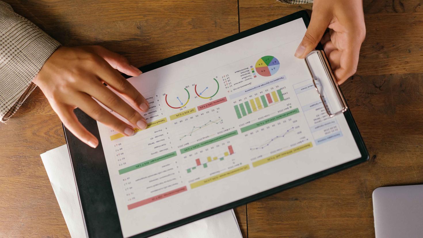 un papier avec des schéma d'analyse