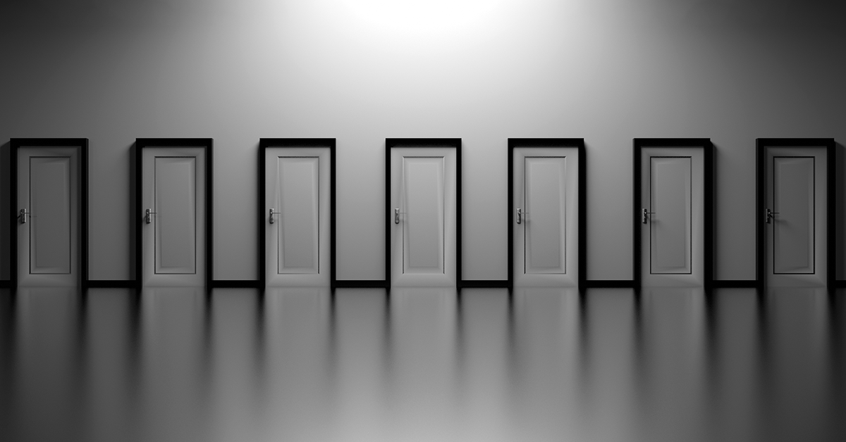 Rangée de portes non ouvertes