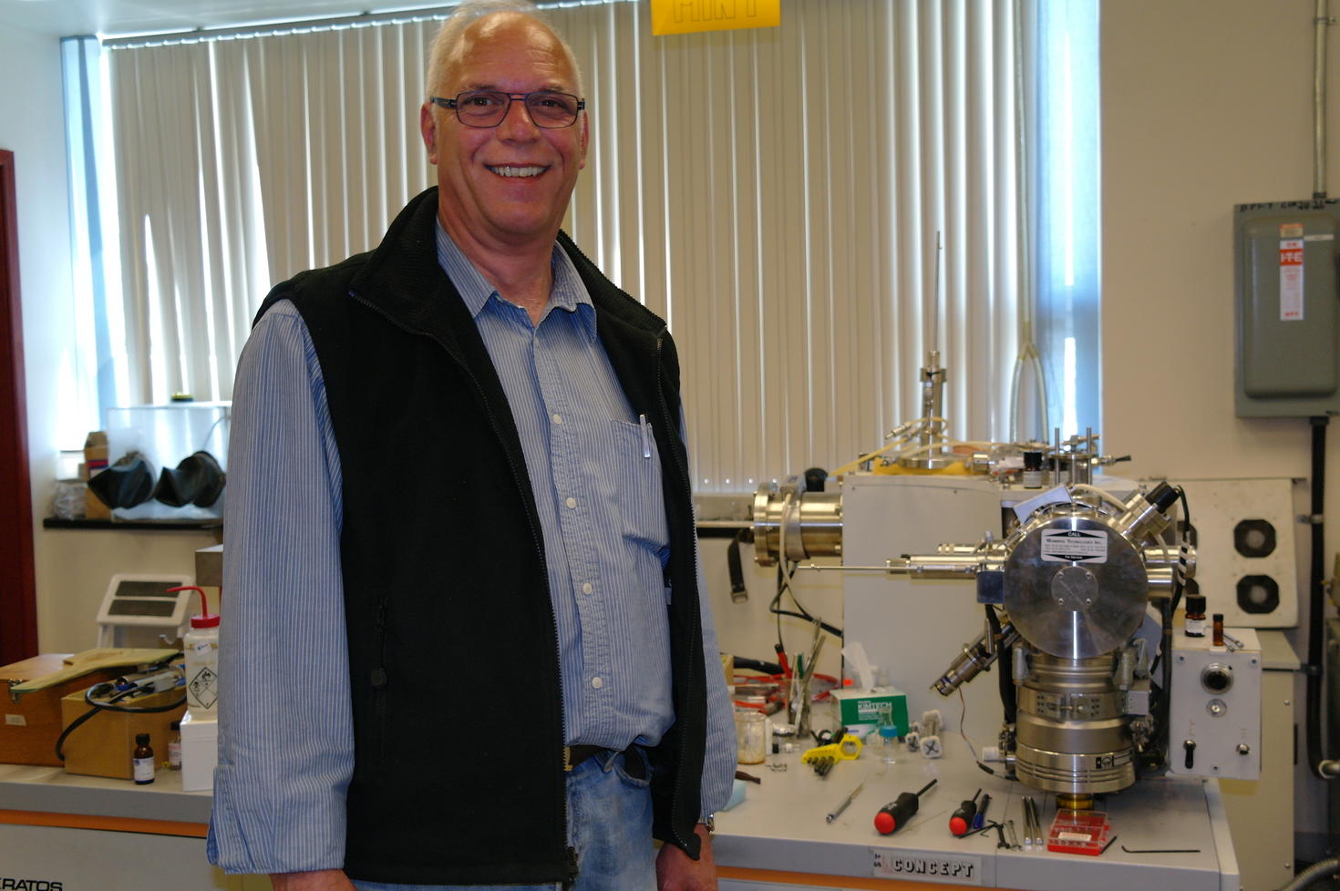 Sander Mommers smiling in the mass spectrometry facility in 2014