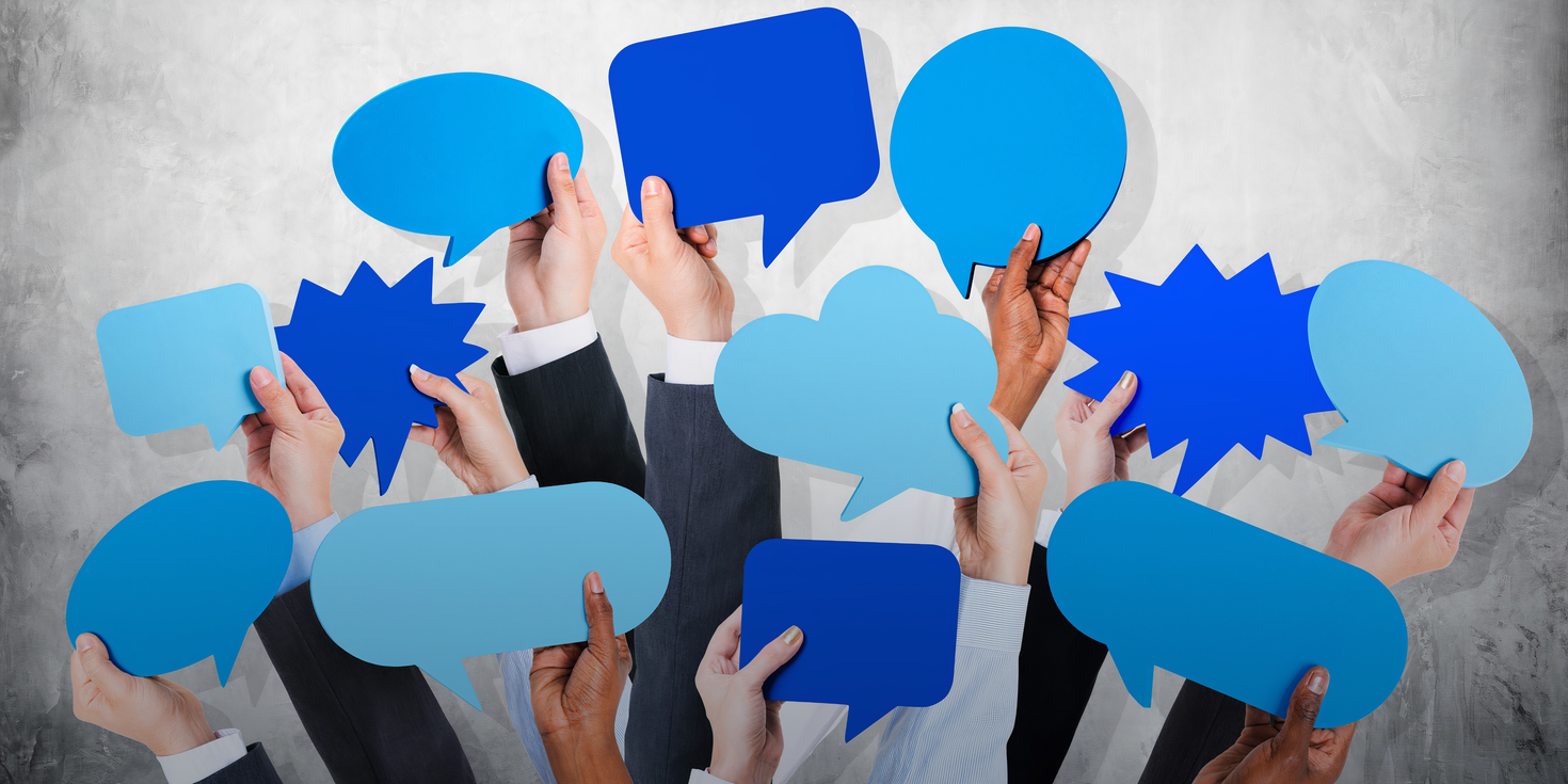 Bras d'affaires levés avec bulle d'aide près d'un mur en béton