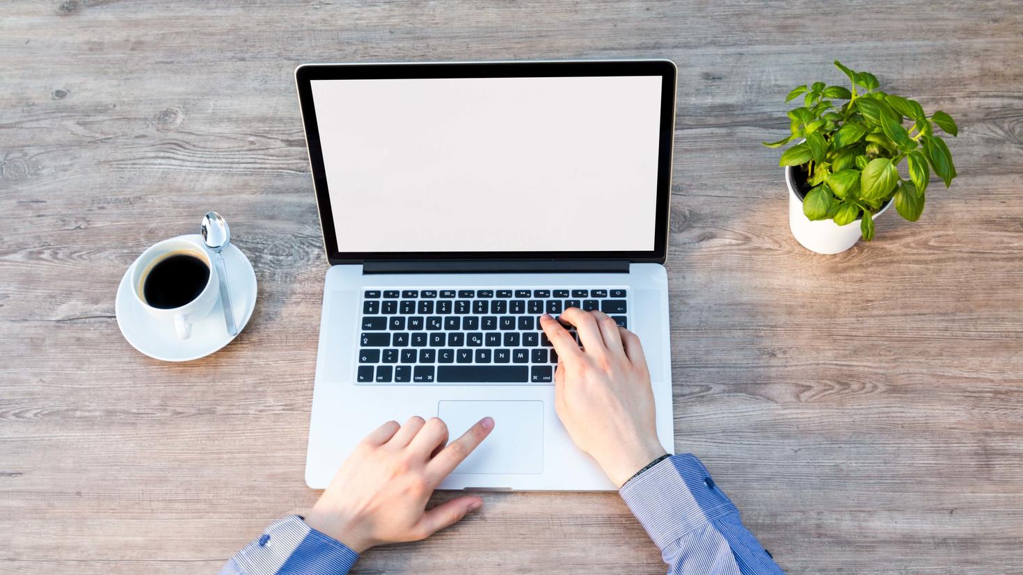 Des mains d'une personne qui ecrivent sur un clavier d'ordinateur