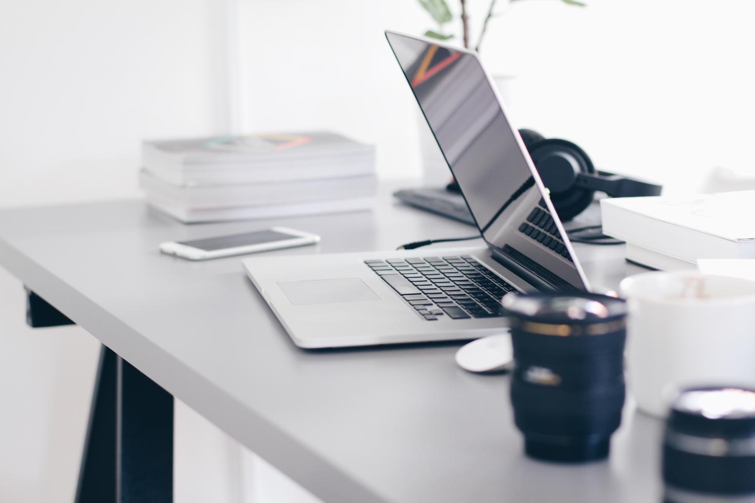 Ordinateur portable ouvert sur une table