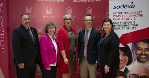 De la gauche : Sylvain Charbonneau (Vice-recteur à la recherche, uOttawa), Lucie Thibault (Doyenne de la Faculté des sciences de la santé), Linda Garcia (Directrice de IRL), Thomas Jelley (Vice-président, Sodexo Institute for Quality of Life), et Nancy Ness Judy (Vice-présidente mondiale des communications, soins de santé et aînés, Sodexo).