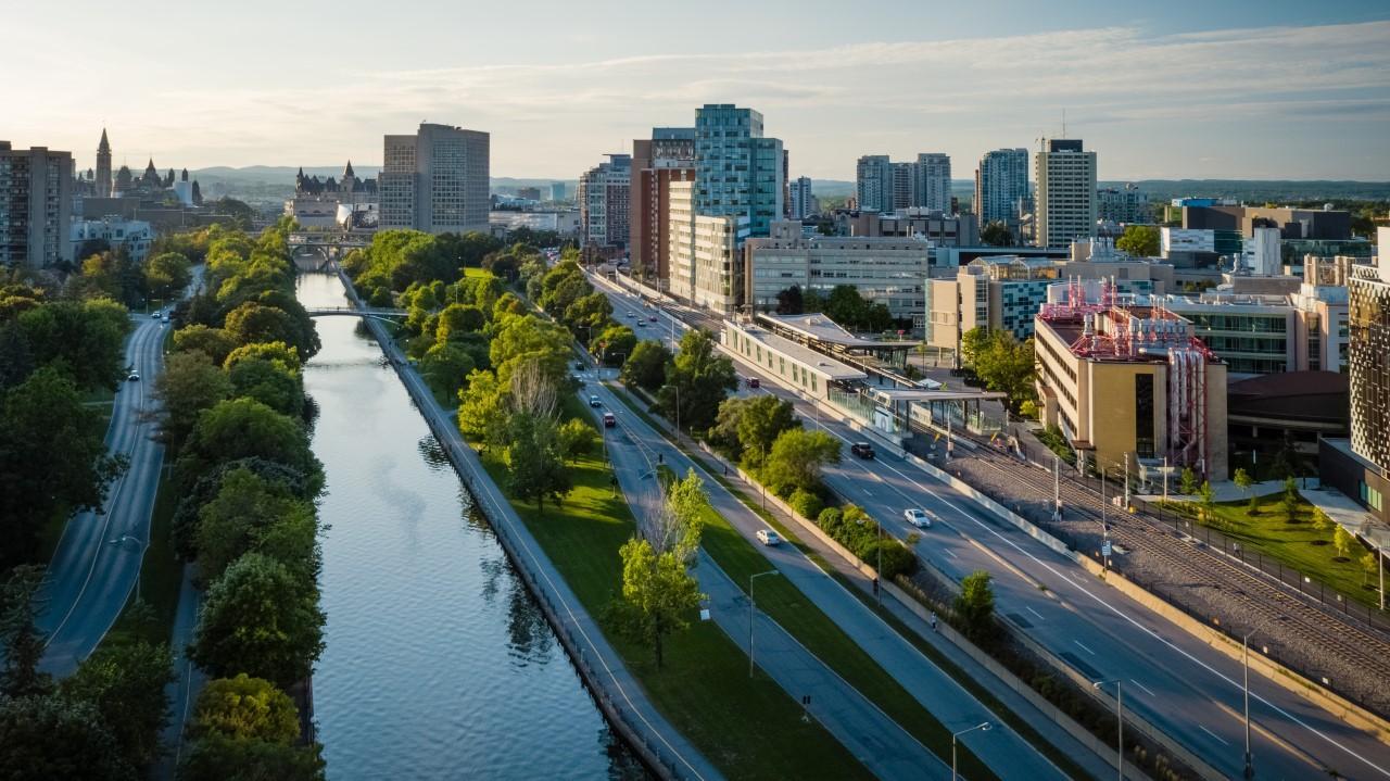 Vue en plongée du campus et du canal Rideau.