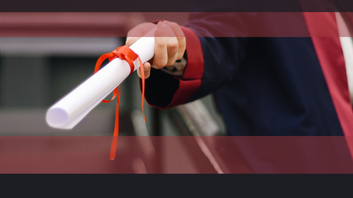 Personne remettant un diplôme.