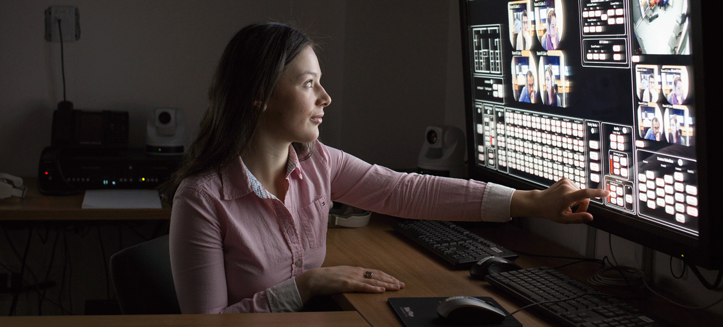Femme travaillant dans la suite de contrôle.