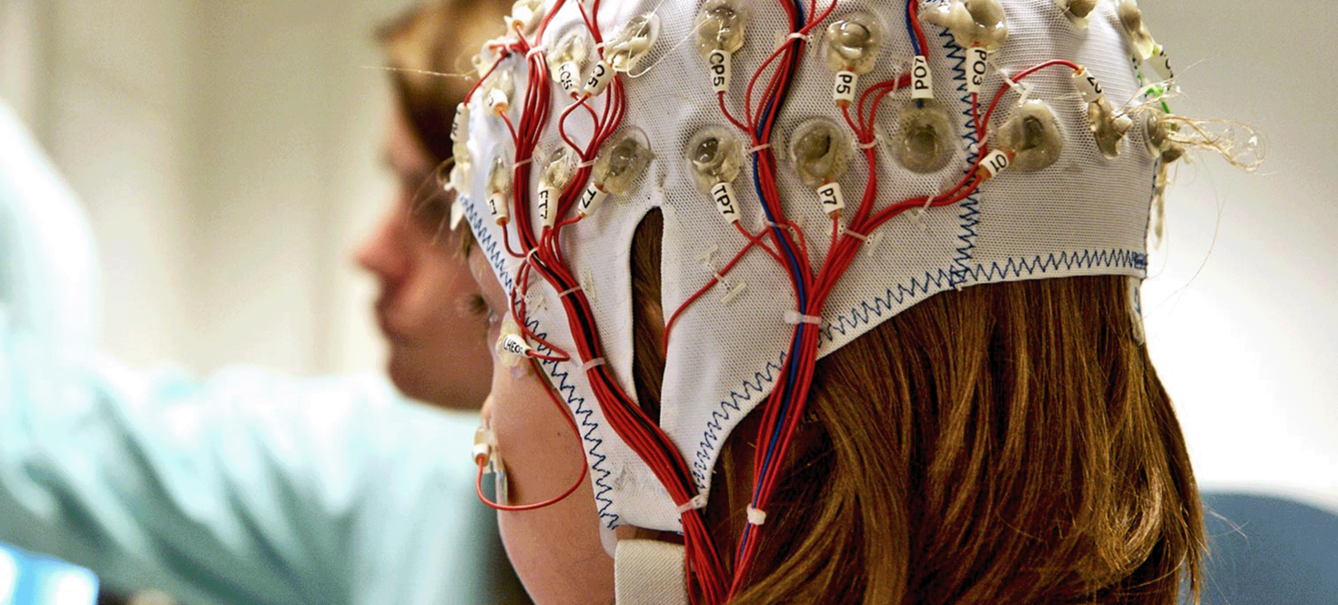 Une étudiante porte un casque avec des électrodes.