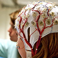 Étudiante portant un casque avec des électrodes.