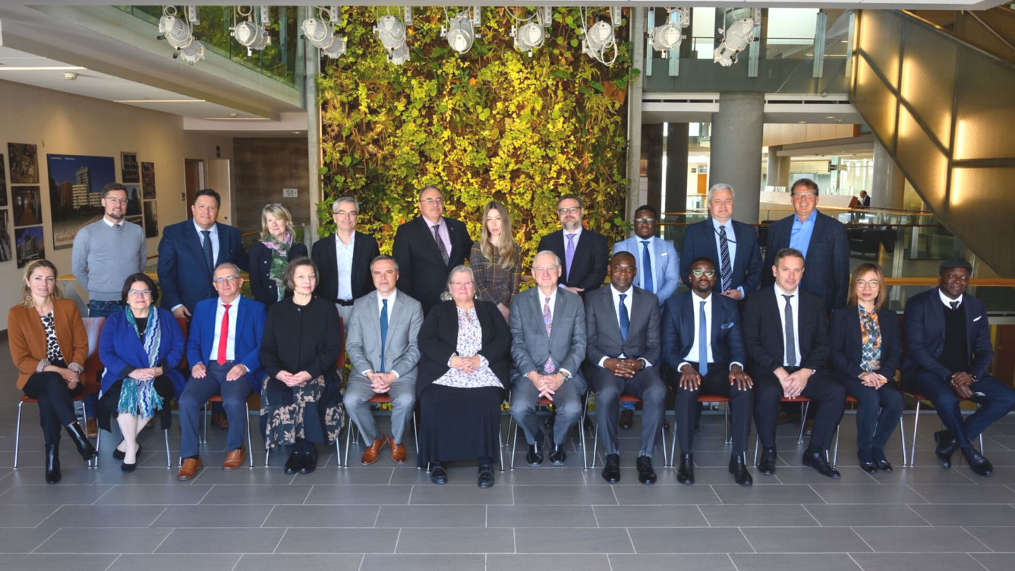Les membres du groupe du réseau Chaires Senghor à l'Université d'Ottawa pour la conférence scientifique sur la science en français : Défis, diffusion, collaborations et engagements.