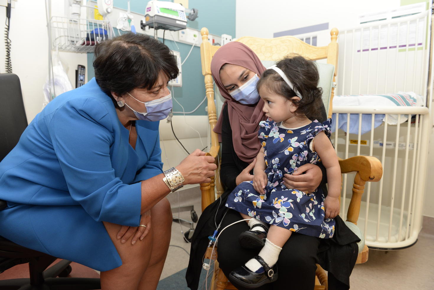 Karen Fung-Kee-Fung examinant Ayla Bashir avec sa mère