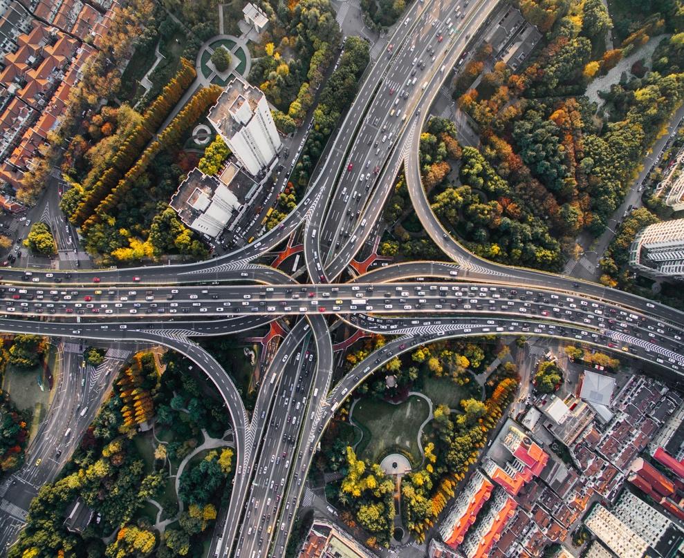 Une vue aérienne d'une autoroute dans une ville