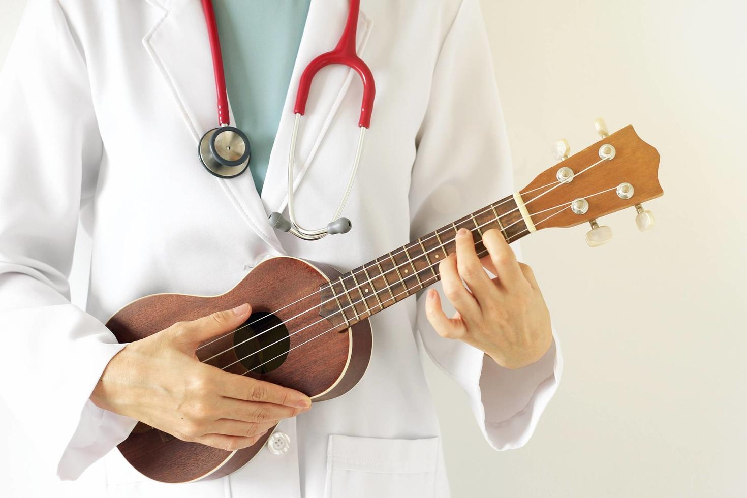 Personne en tenue médicale tenant un ukulélé