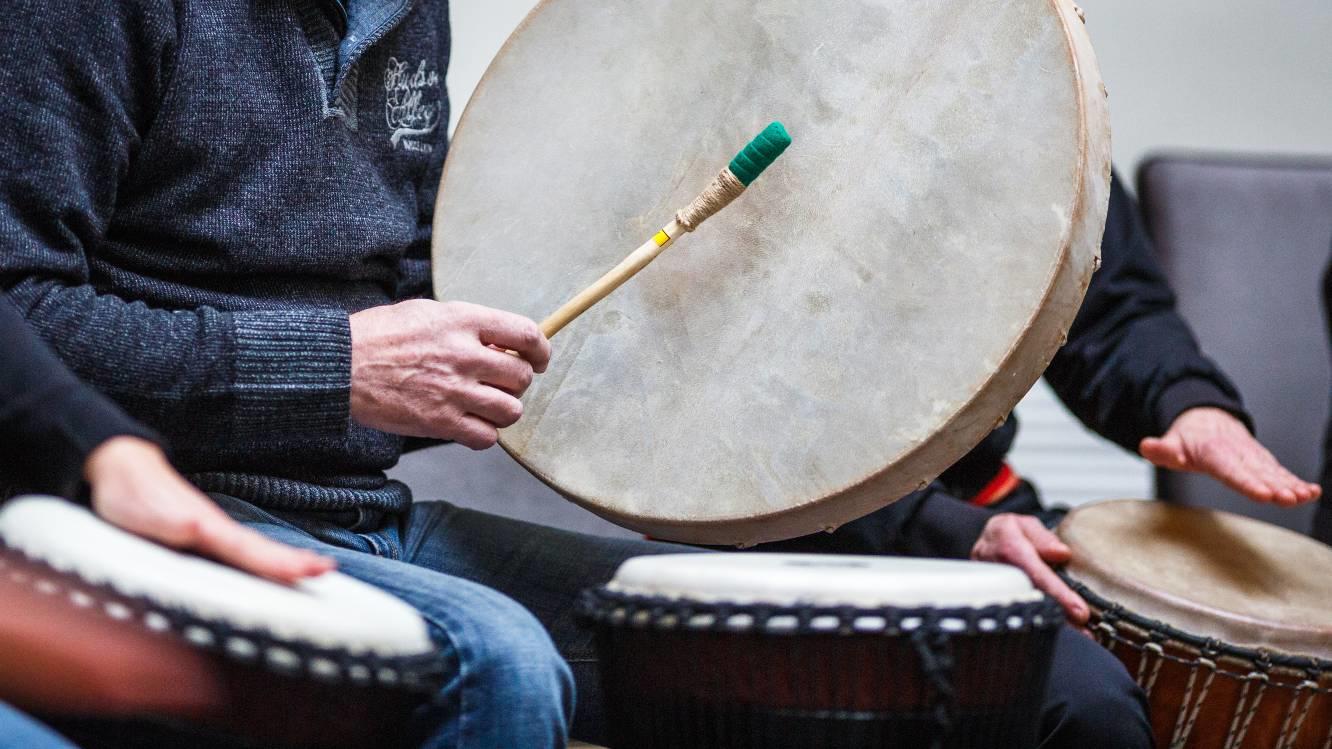Session de percussion en groupe