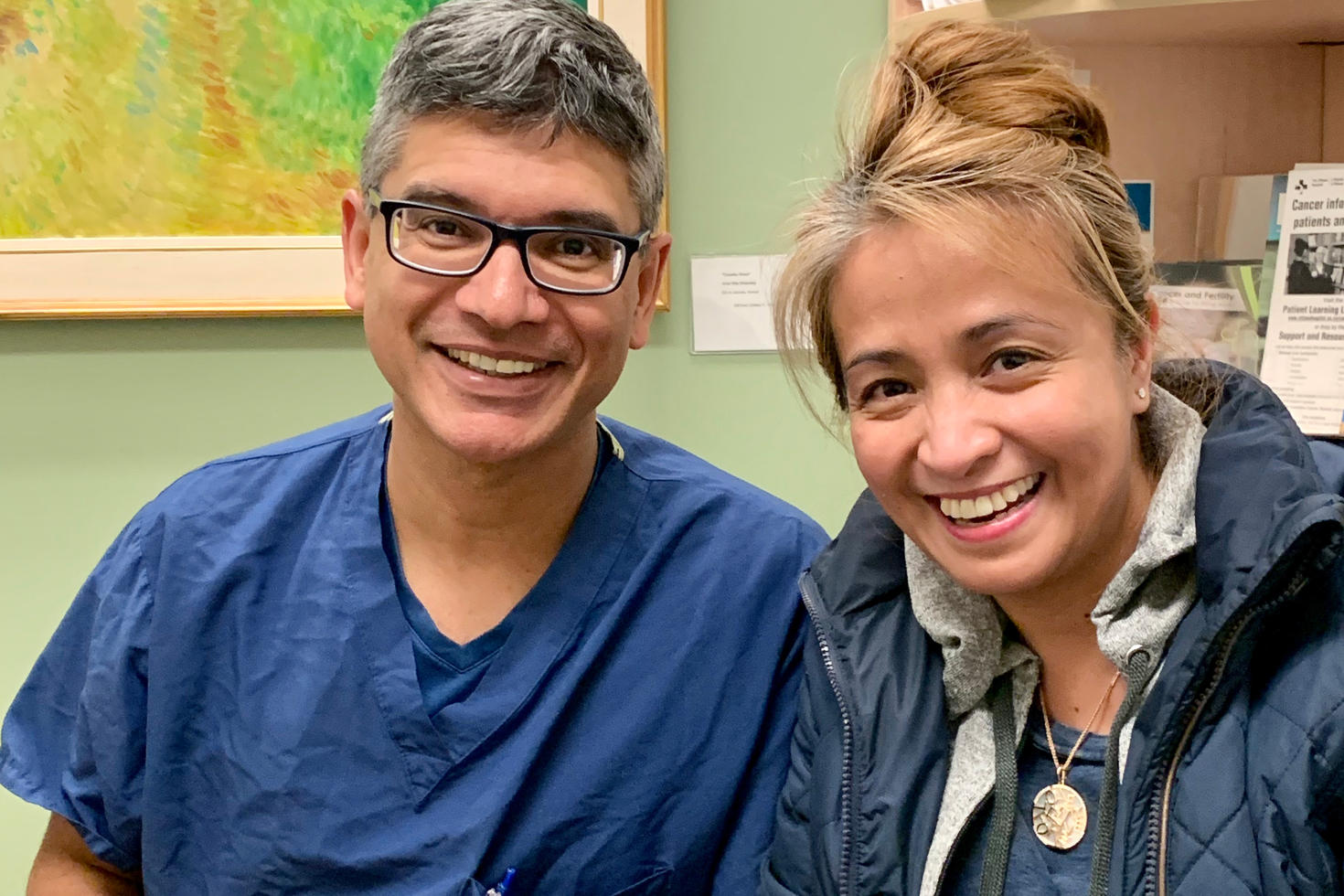 Deux personnes posent pour une photo.