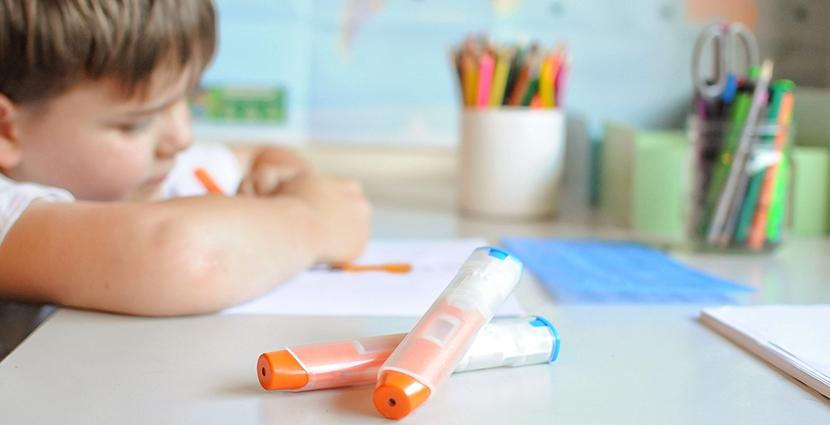 Enfant avec EpiPen sur la table