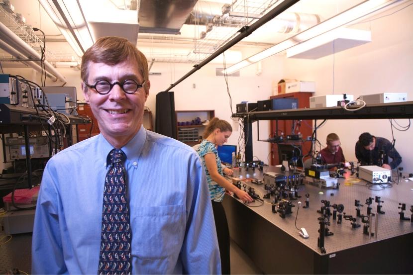 Le professeur Robert Boyd avec des étudiantes et étudiants dans un laboratoire de photonique