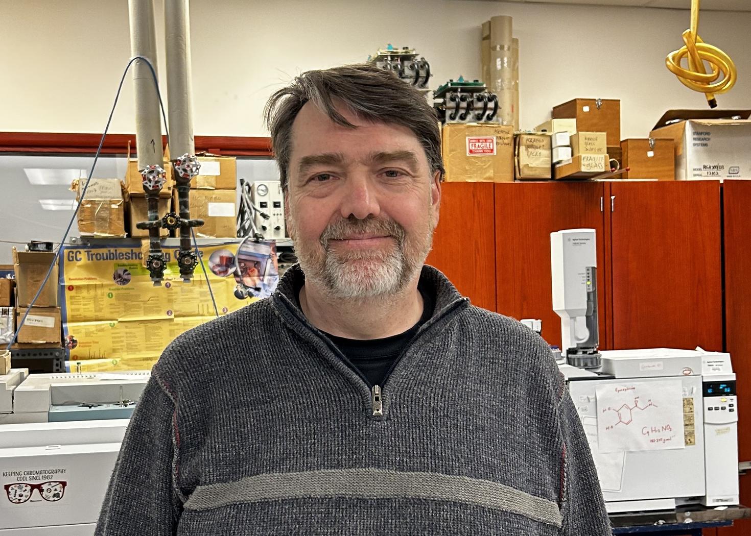 Paul Mayer, professeur titulaire au Département de chimie et sciences biomoléculaires de la Faculté des sciences