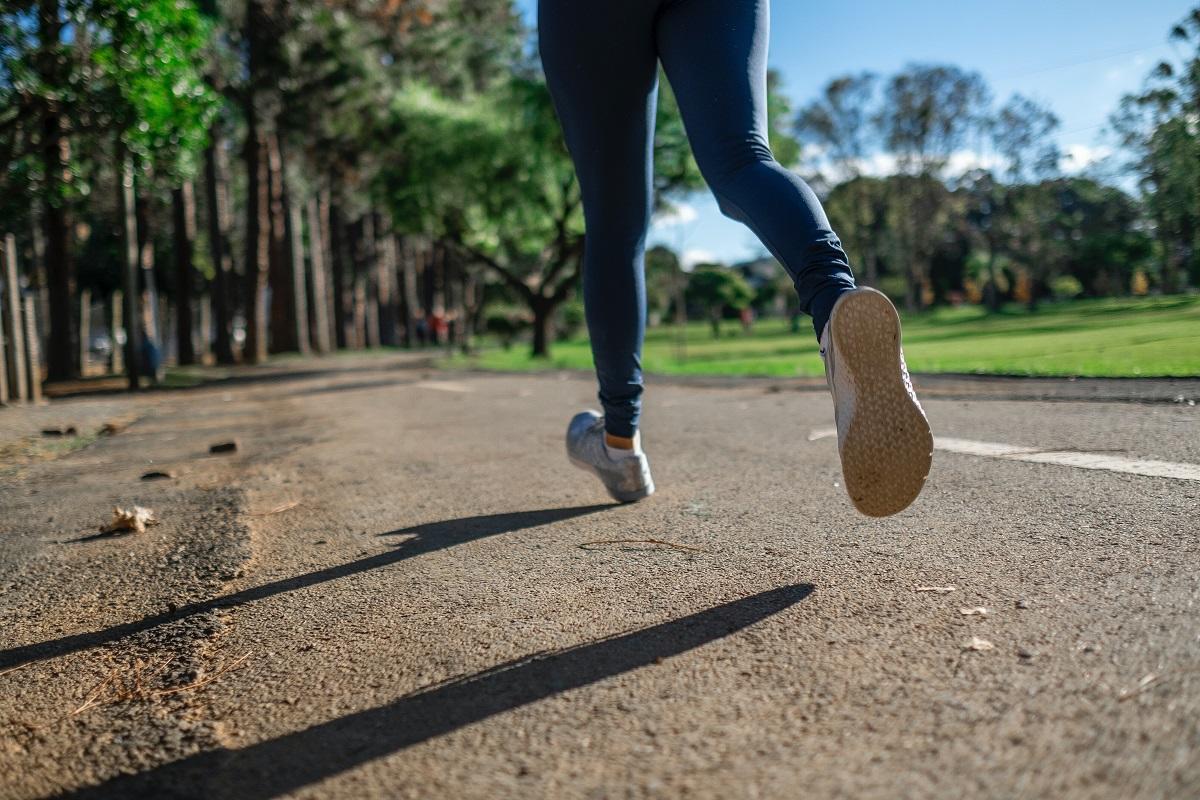 Vue des pieds d'un coureur