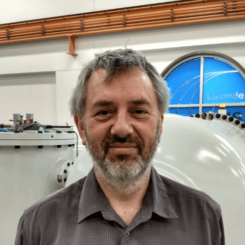 Albert Zondervan devant une machine SMA