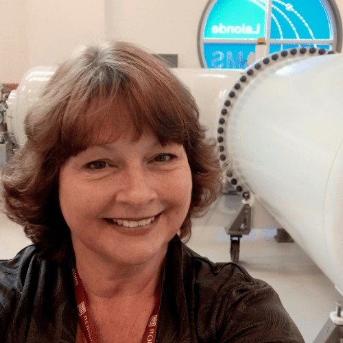 Sonia Schellenberger devant une machine SMA