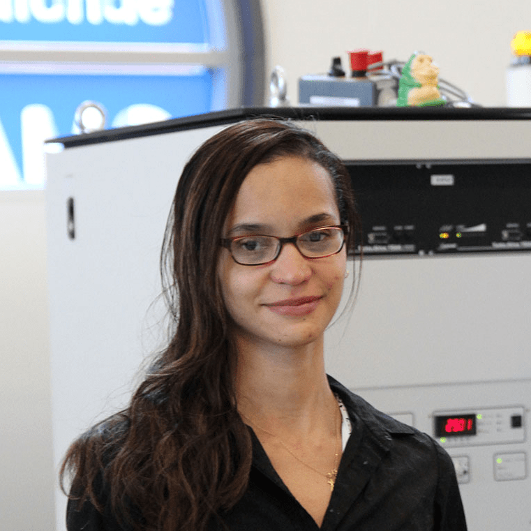 Barbara Francisco devant une machine SMA