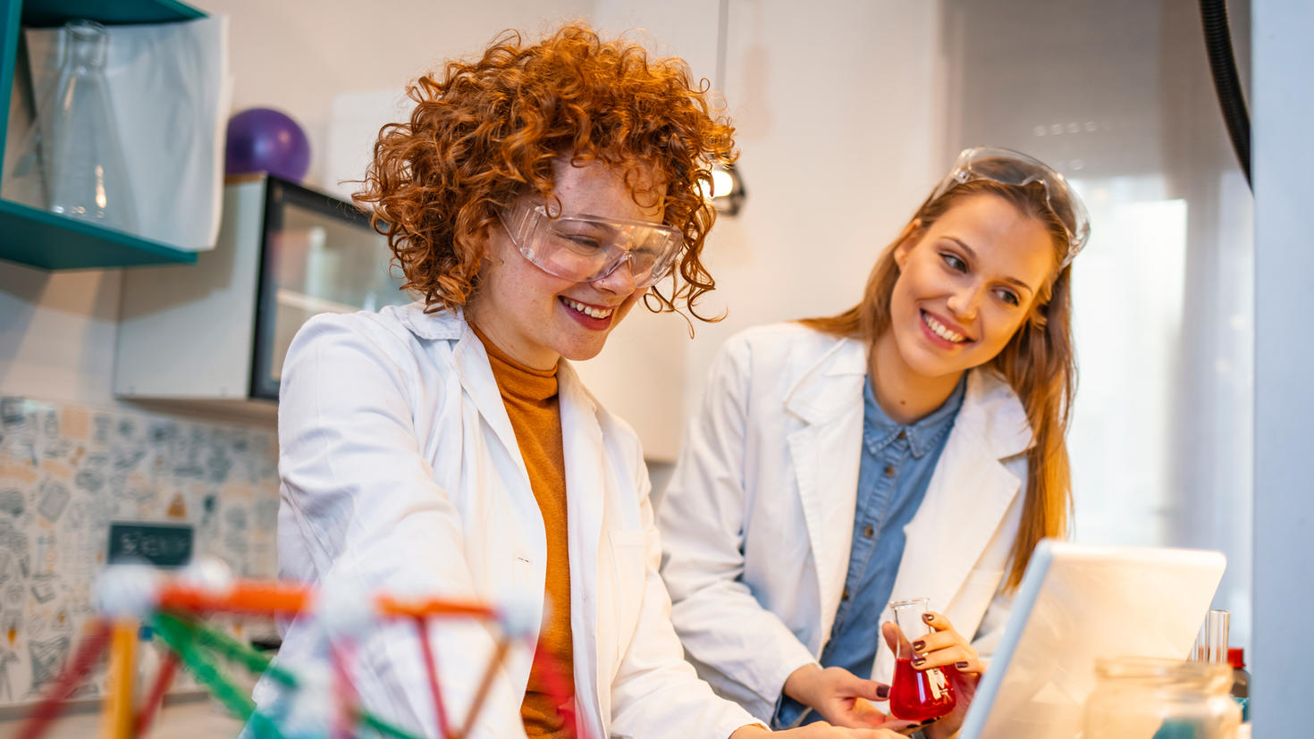 Deux étudiantes travaillant dans un laboratoire