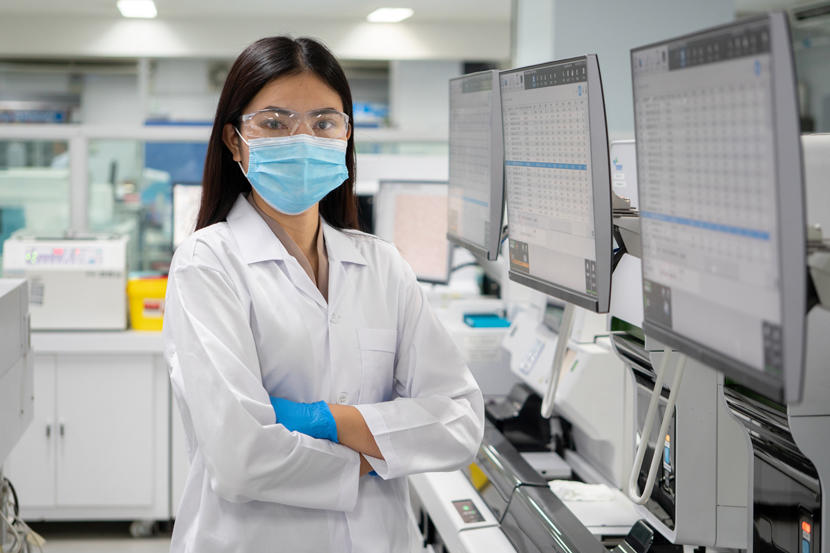 Une étudiante asiatique dans un laboratoire