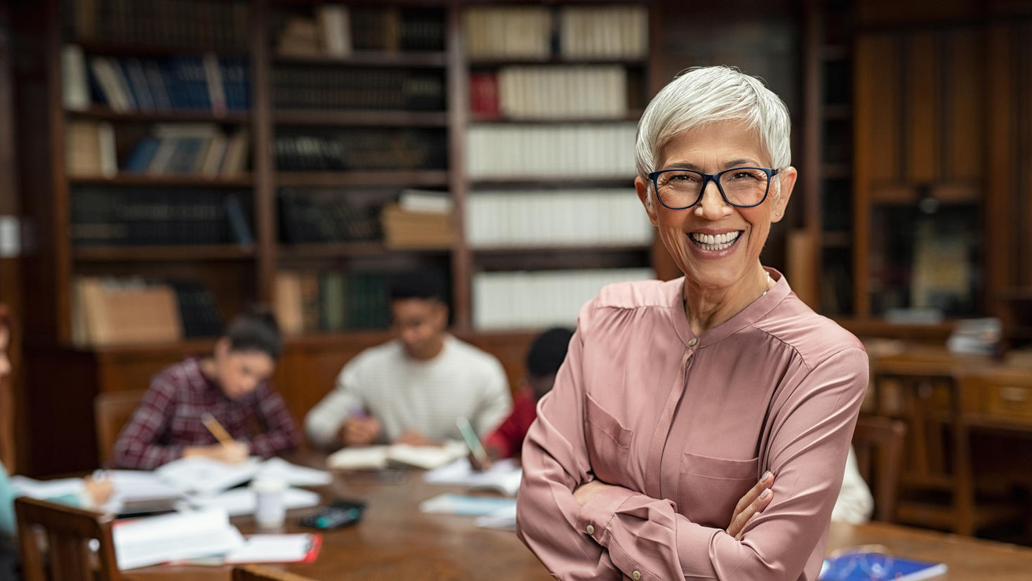 Femme professeur souriante